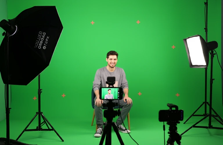 YouTube活用・人材採用の未来を切り開くデジタル戦略｜SNS運用代行は『F・MOVIE』